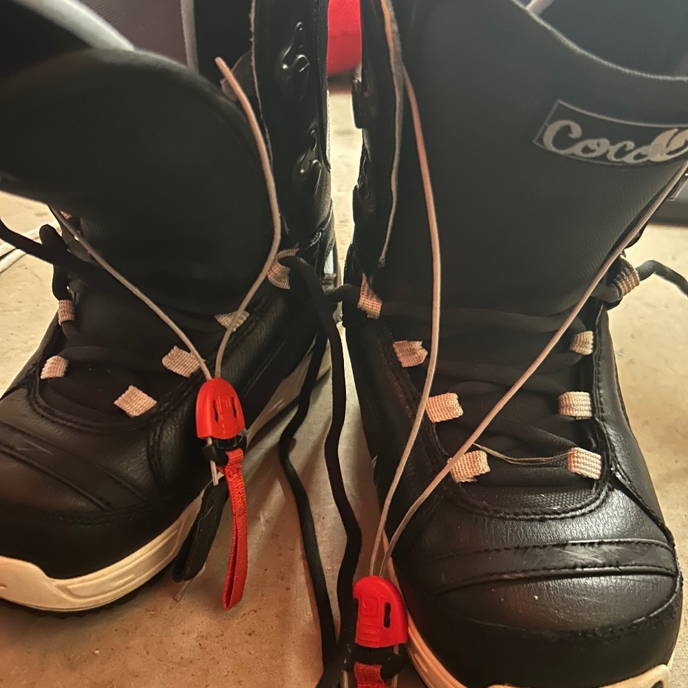 Women’s size 6 burton snowboard boots